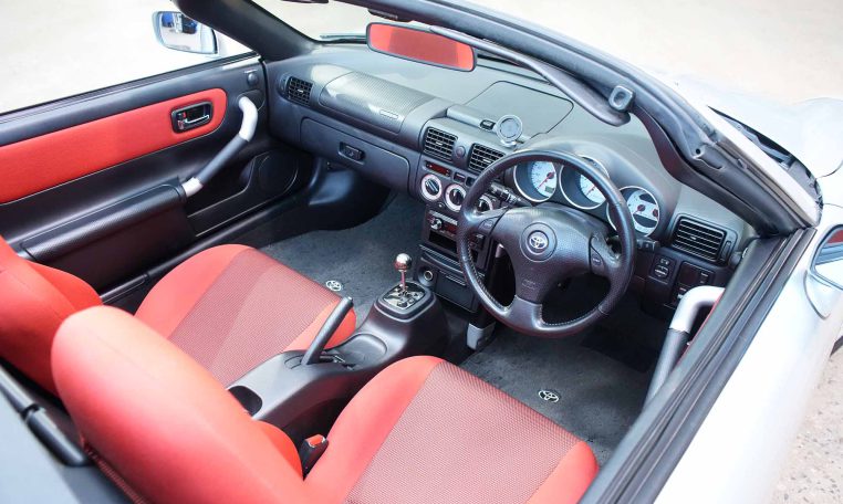 2004 TOYOTA MR2 SPYDER