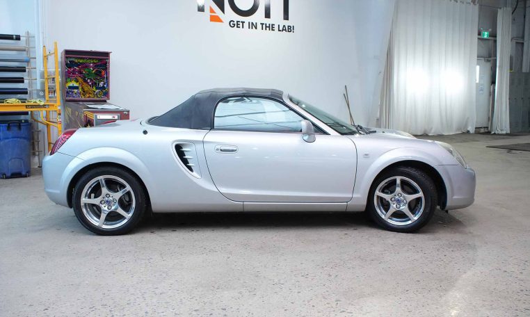 2004 TOYOTA MR2 SPYDER