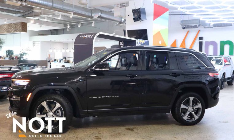 2022 JEEP GRAND CHEROKEE 4XE 4X4 | Rear Entertainment