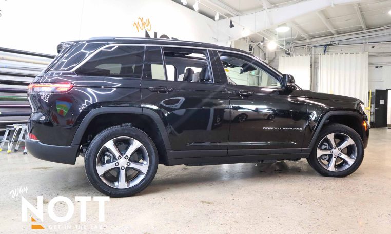 2022 JEEP GRAND CHEROKEE 4XE 4X4 | Rear Entertainment