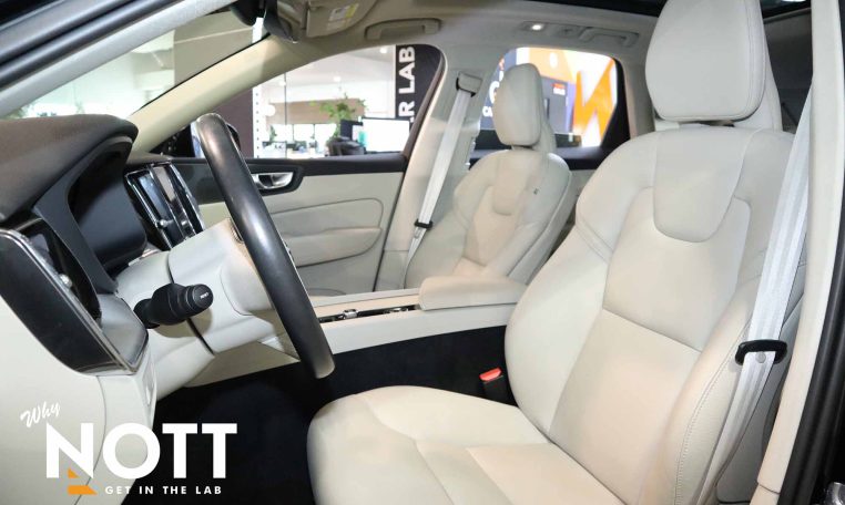 2022 VOLVO XC 60 B5 AWD Momentum | Blond Leather