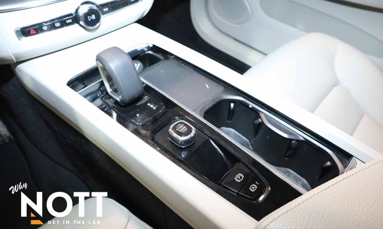 2022 VOLVO XC 60 B5 AWD Momentum | Blond Leather