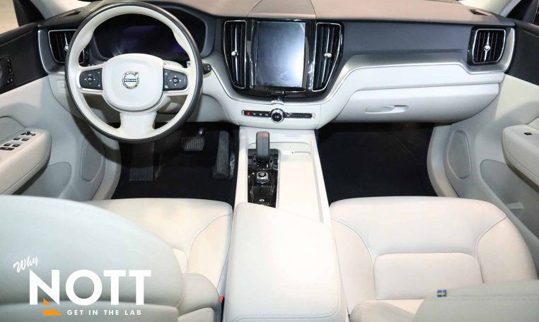 2022 VOLVO XC 60 B5 AWD Momentum | Blond Leather