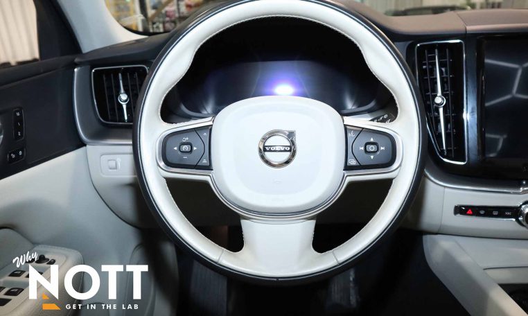 2022 VOLVO XC 60 B5 AWD Momentum | Blond Leather