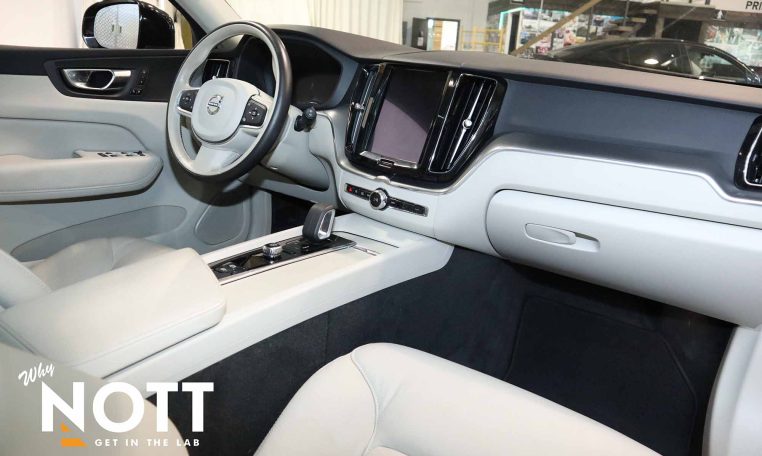 2022 VOLVO XC 60 B5 AWD Momentum | Blond Leather