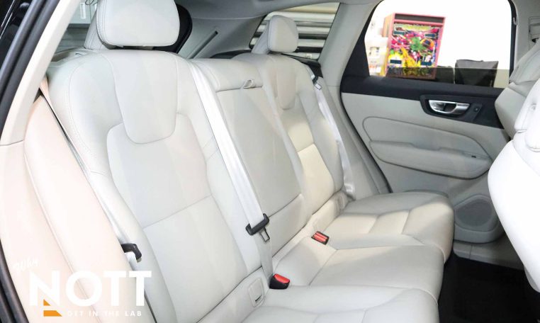 2022 VOLVO XC 60 B5 AWD Momentum | Blond Leather