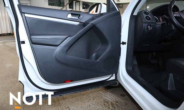 2015 VOLKSWAGEN TIGUAN LOW KM | ON WINTER TIRES