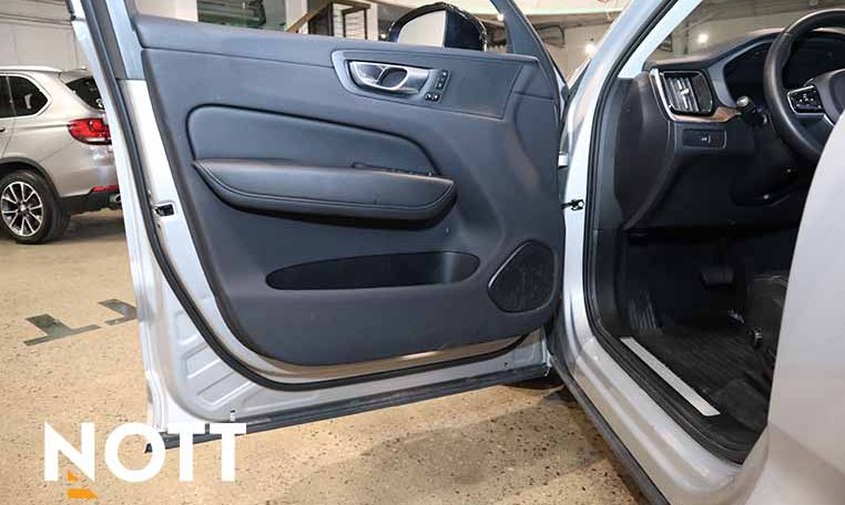 2023 VOLVO XC60 Plus Dark Theme | B6 AWD