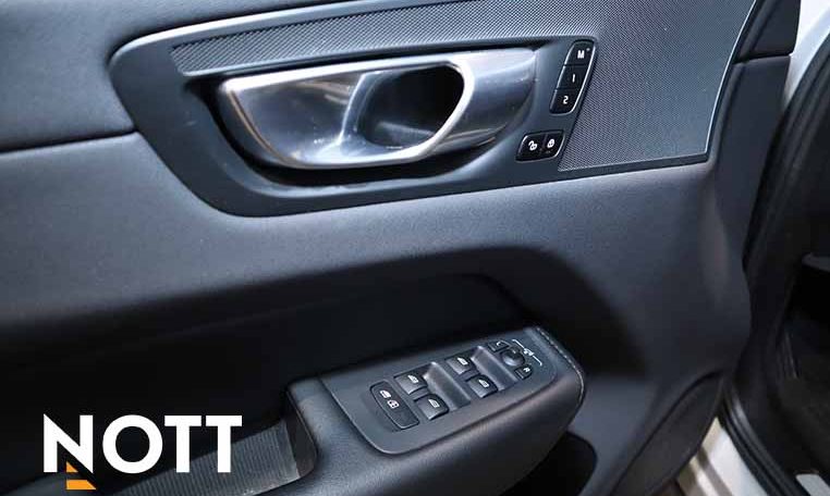 2023 VOLVO XC60 Plus Dark Theme | B6 AWD