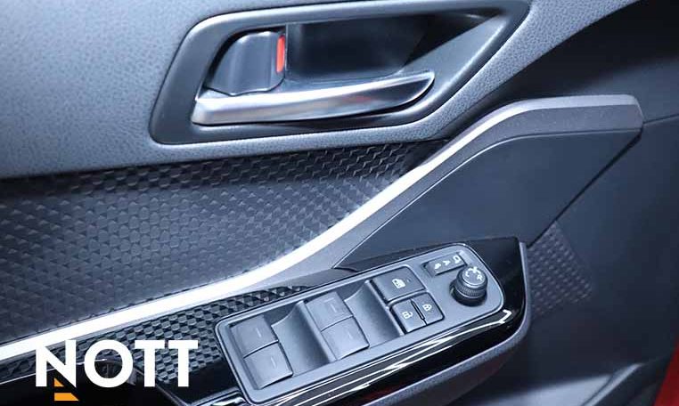 2021 TOYOTA CHR XLE PREMIUM | NO ACCIDENTS | LOCAL MB VEHICLE | TWO SETS OF WHEELS