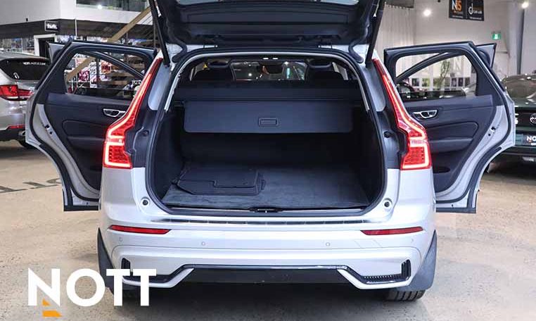 2023 VOLVO XC60 Plus Dark Theme | B6 AWD