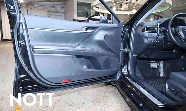 2021 TOYOTA CAMRY SE | All Wheel Drive | 2 Set of Tires/Wheels | One-owner | Local