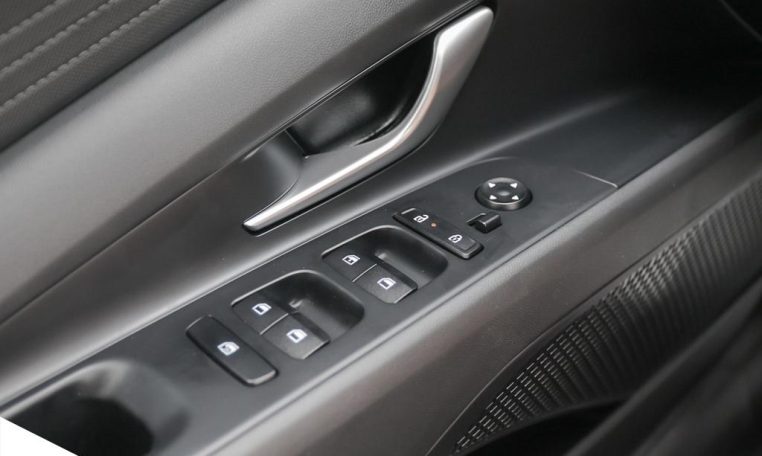 2025 HYUNDAI ELANTRA ESSENTIAL | ONE OWNER | LOCAL MB
