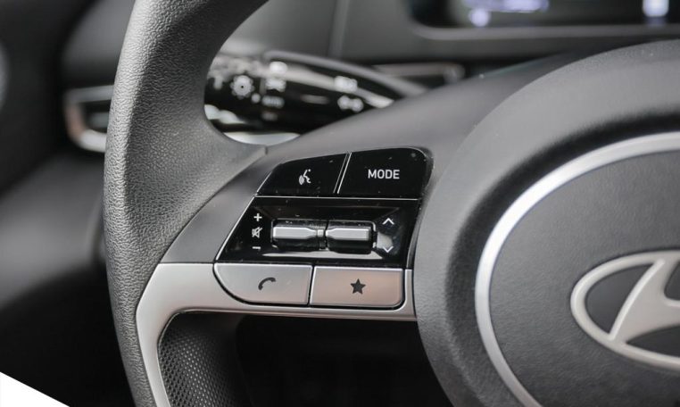 2025 HYUNDAI ELANTRA ESSENTIAL | ONE OWNER | LOCAL MB