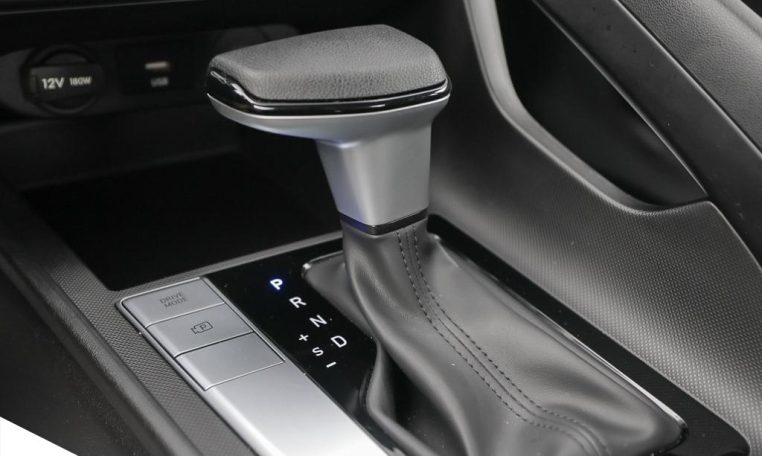 2025 HYUNDAI ELANTRA ESSENTIAL | ONE OWNER | LOCAL MB