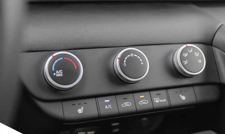 2025 HYUNDAI ELANTRA ESSENTIAL | ONE OWNER | LOCAL MB
