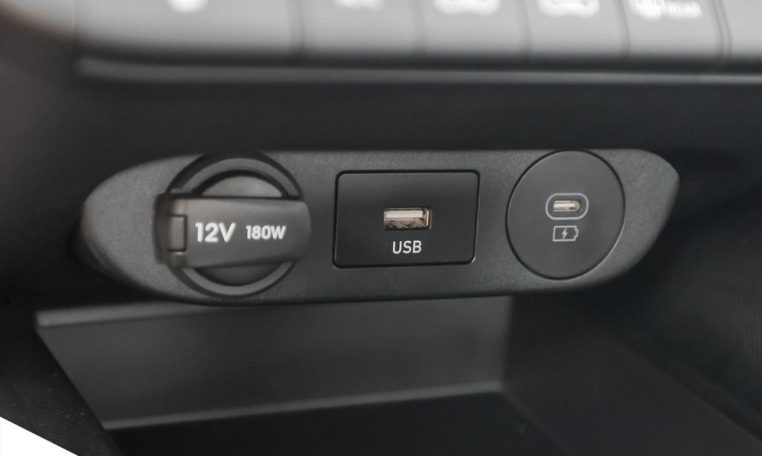 2025 HYUNDAI ELANTRA ESSENTIAL | ONE OWNER | LOCAL MB