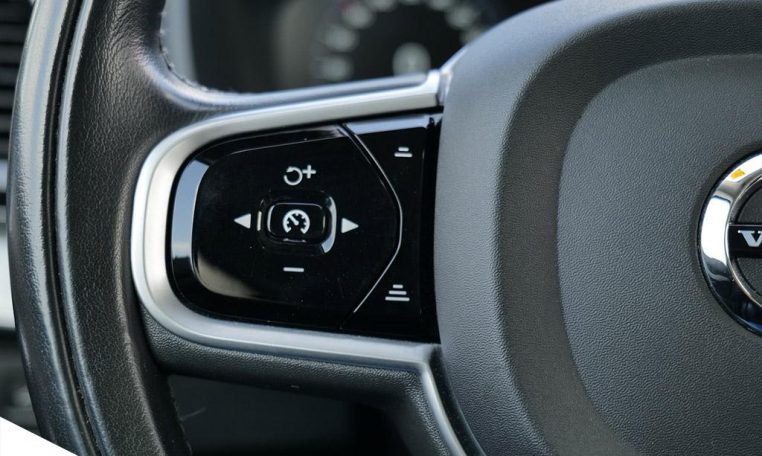 2020 VOLVO XC90 MOMENTUM