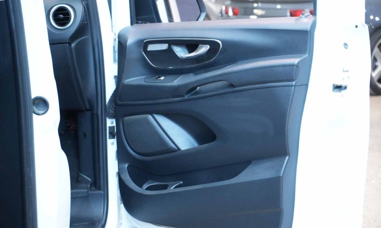 2016 MERCEDES-BENZ METRIS  WB 126 | Low KM's | 8 Passenger Seating